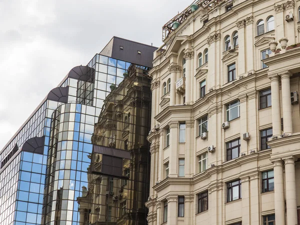 Moscú Rusia Agosto 2019 Edificio Histórico Calle Tverskaya Refleja Edificio — Foto de Stock