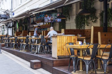 Moskova, Rusya, 27 Ağustos 2019. Şehrin tarihi bölümünde rahat sokak kafe