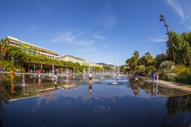 Güzel, Fransa, 9 Ekim 2019. Resimli Park Paillon Gezinti Alanı. Dans eden çeşme süslüyor. Fisheye görünümü. 