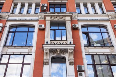 Moskova, Rusya, 27 Ağustos 2019. Tipik bir tarihsel modernist binanın ön cephesinin parçası.