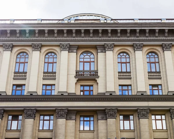 Moskwa Rosja Sierpnia 2019 Fragment Fasady Typowego Zabytkowego Budynku Modernistycznego — Zdjęcie stockowe