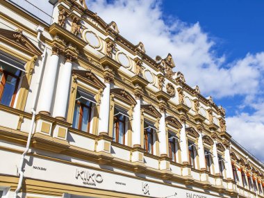 Moskova, Rusya, 27 Ağustos 2019. Kuzneckiy - geleneksel mimari kıyafetiyle tipik Moskova caddeleri. Tarihi binanın ön cephesi