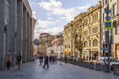 Moskova, Rusya, 27 Ağustos 2019. Kuzneckiy - Geleneksel mimari kıyafetiyle tipik Moskova sokakları. 