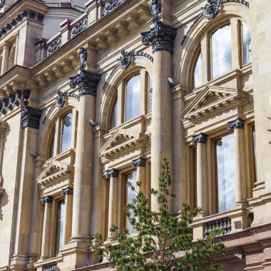 Moskova, Rusya, 27 Ağustos 2019. Kuzneckiy - geleneksel mimari kıyafetiyle tipik Moskova caddeleri. Tarihi binanın ön cephesi