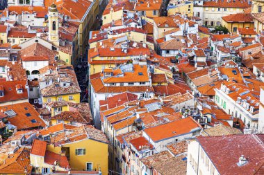 Güzel, Fransa, 9 Ekim 2019. Chteau Hill 'in manzarasından eski kasabanın kırmızı çatılarına kadar manzaralı bir manzara.