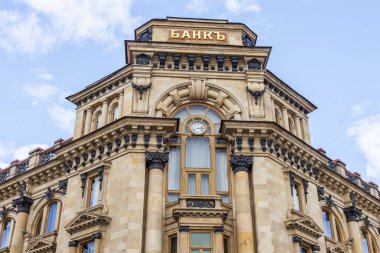 Moskova, Rusya, 27 Ağustos 2019. Kuzneckiy - geleneksel mimari kıyafetiyle tipik Moskova caddeleri. Tarihi binanın ön cephesi