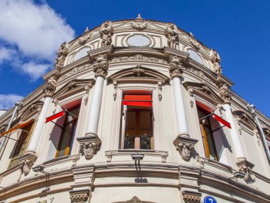 Moskova, Rusya, 27 Ağustos 2019. Kuzneckiy - geleneksel mimari kıyafetiyle tipik Moskova caddeleri. Tarihi binanın ön cephesi