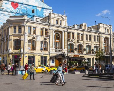 Moskova, Rusya, 27 Ağustos 2019. Petrovka tarihi caddesinin mimari topluluğu. Arabalar yaya geçidinde durdu.