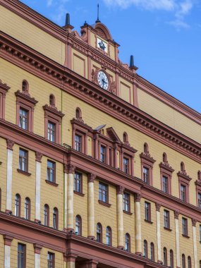 Moskova, Rusya, 27 Ağustos 2019. Tarihi Lubianka Meydanı 'nın mimari parçası. Arabalar yaya geçidinde durdu.