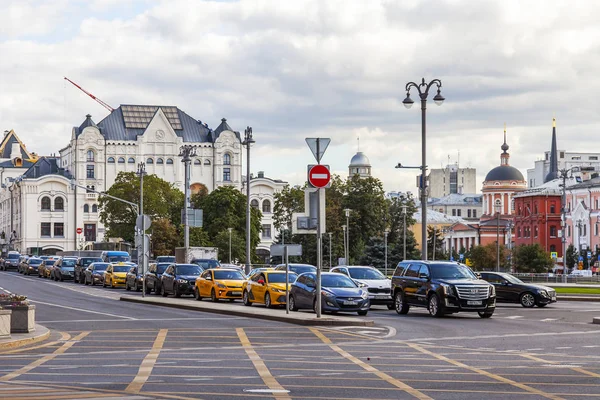Moskwa Rosja Sierpnia 2019 Zespół Architektoniczny Historycznego Placu Lubianka Samochody — Zdjęcie stockowe