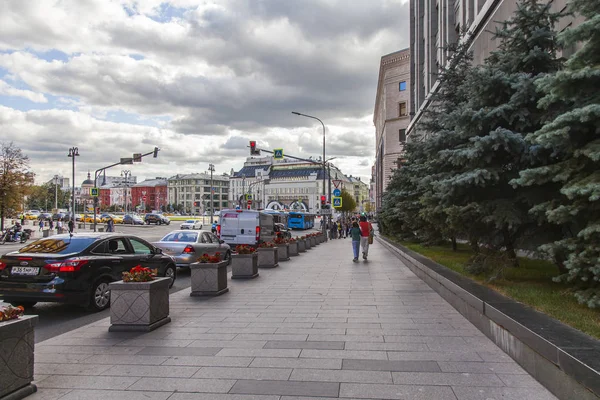 2019年8月27日 俄罗斯莫斯科 历史上卢比安卡广场的建筑合集 车辆在行人过路处停下 — 图库照片