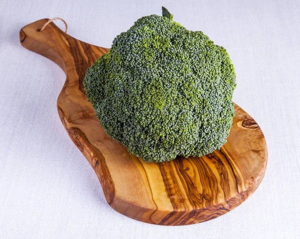 Fresh Broccoli Olive Tree Cutting Board — Stock Photo, Image