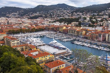 Güzel, Fransa, 9 Ekim 2019. Limpia Limanı 'ndaki Chteau Tepesi' nin yamacından ve körfezdeki sayısız yattan manzara.