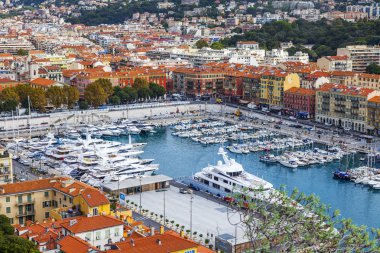 Güzel, Fransa, 9 Ekim 2019. Limpia Limanı 'ndaki Chteau Tepesi' nin yamacından ve körfezdeki sayısız yattan manzara.