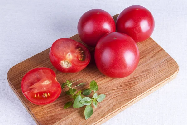 Zutaten Zum Kochen Von Salat Aus Frischen Tomaten Und Basilikum — Stockfoto