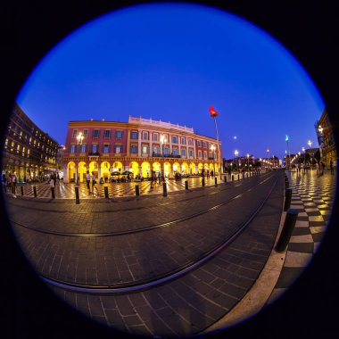 Güzel, Fransa, 14 Ekim 2019. Şehrin merkez meydanının mimari topluluğunun bir parçası, Massena 'yı akşam ışıklarına yerleştirin. Fisheye görünümü.