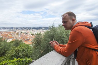 Güzel, Fransa, 9 Ekim 2019. Genç adam Chteau Hill 'in manzarasından ünlü Promenade des Anglais seti ve eski şehrin kırmızı çatılarına kadar manzarayı seviyor..