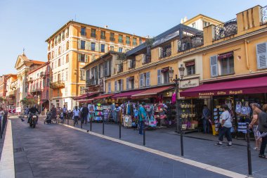 Güzel, Fransa, 10 Ekim 2019. Güzel şehir manzarası. Tarihi gelişim alanındaki Picturesque Caddesi.
