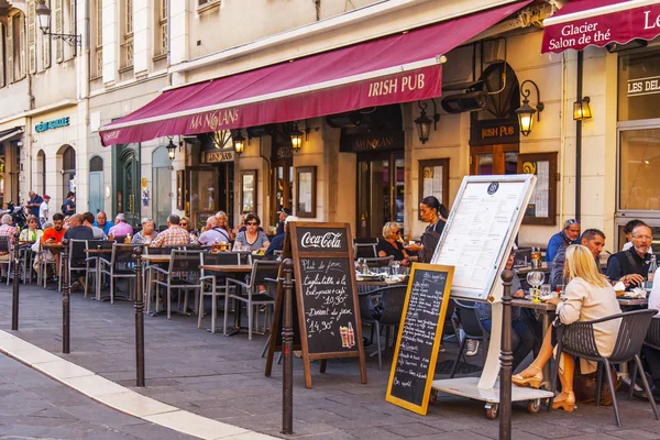 Nice Frankrijk Oktober 2019 Mensen Eten Ontspannen Een Gezellig Straatcafé — Stockfoto