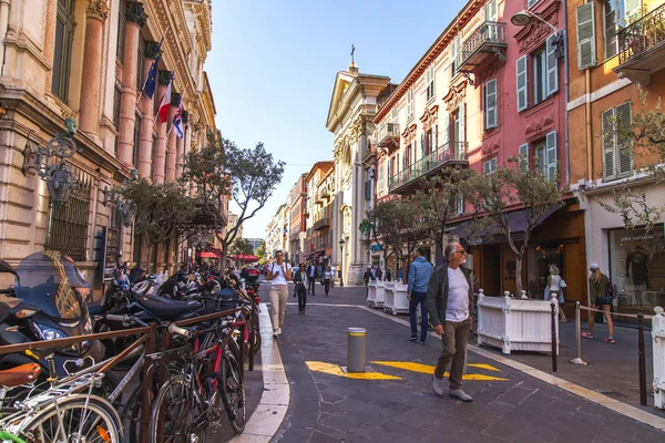 Güzel, Fransa, 10 Ekim 2019. Güzel şehir manzarası. Tarihi gelişim alanındaki Picturesque Caddesi.