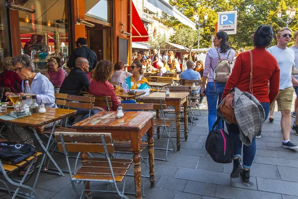 Nice França Outubro 2019 Pessoas Comem Relaxam Acolhedor Café Rua — Fotografia de Stock