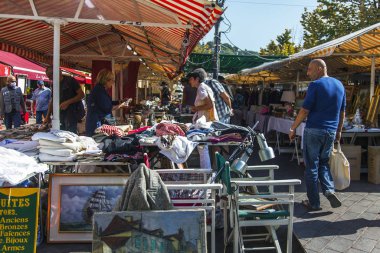 Güzel, Fransa, 14 Ekim 2019. Geleneksel bit pazarının tezgahında çeşitli antika eşyalar var.