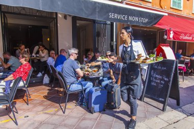 Güzel, Fransa, 8 Ekim 2019. İnsanlar rahat bir sokak kafesinde yiyip rahatlar. 