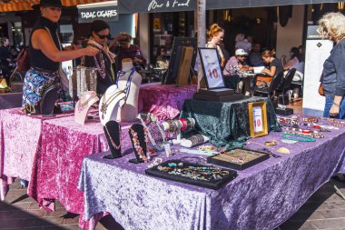 Güzel, Fransa, 14 Ekim 2019. Geleneksel bit pazarının tezgahında klasik bijuterie