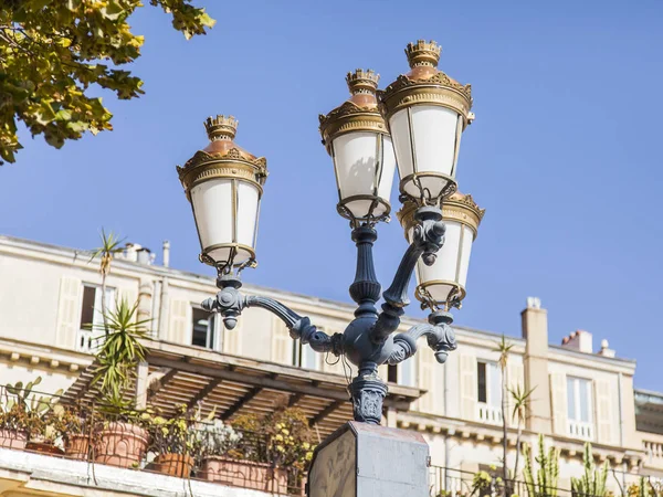 Nicea Francja Października 2019 Piękna Latarnia Uliczna Pośród Tradycyjnej Architektury — Zdjęcie stockowe