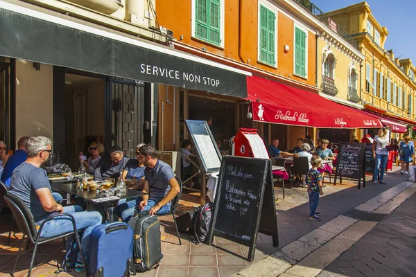 Nice Frankrijk Oktober 2019 Mensen Eten Ontspannen Een Gezellig Straatcafé — Stockfoto