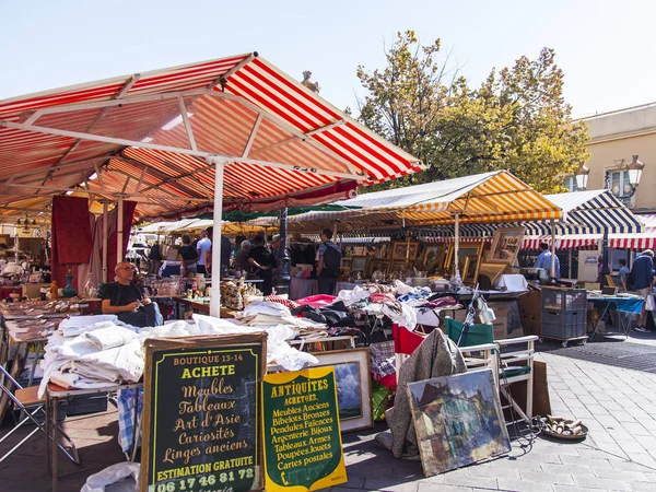 Güzel Fransa Ekim 2019 Geleneksel Bit Pazarının Tezgahında Çeşitli Antika — Stok fotoğraf