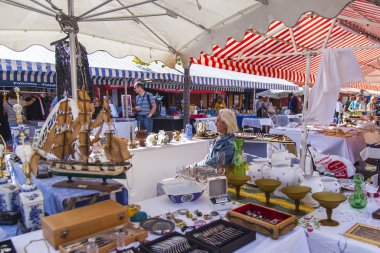 Güzel, Fransa, 14 Ekim 2019. Geleneksel bit pazarının tezgahında çeşitli antika eşyalar var.