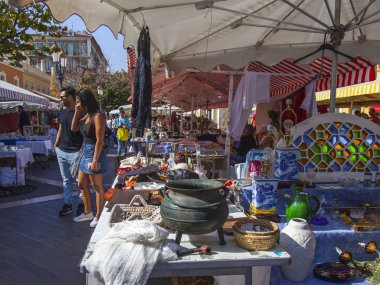 Güzel, Fransa, 14 Ekim 2019. Geleneksel bit pazarının tezgahında çeşitli antika eşyalar var.