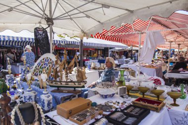 Güzel, Fransa, 14 Ekim 2019. Geleneksel bit pazarının tezgahında çeşitli antika eşyalar var.