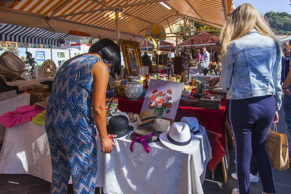 Nice França Outubro 2019 Uma Mulher Olha Para Pratos Vintage — Fotografia de Stock