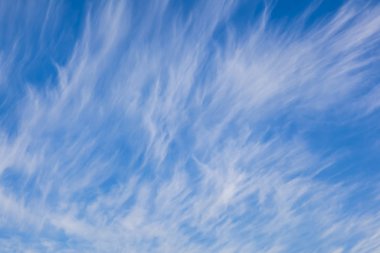 Mavi gökyüzü ve beyaz bulutlar