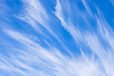 Mavi gökyüzü ve beyaz bulutlar