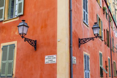 Güzel, Fransa, 8 Ekim 2019. Eski kasabadaki caddenin mimari topluluğunun bir parçası..