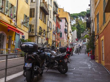 Güzel, Fransa, 10 Ekim 2019. Şehir manzaralı. Şehrin eski kısmında tipik bir mimari topluluğu olan Picturesque caddesi..