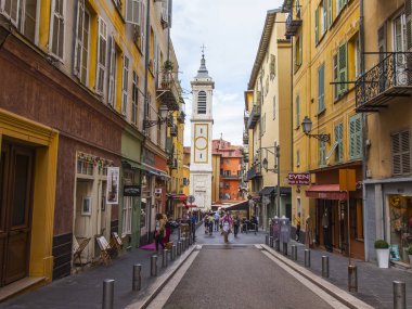 Güzel, Fransa, 10 Ekim 2019. Şehir manzaralı. Şehrin eski kısmında tipik bir mimari topluluğu olan Picturesque caddesi..