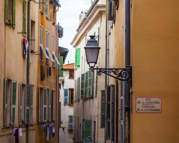 Güzel, Fransa, 8 Ekim 2019. Eski kasabadaki güzel resimli cadde. Provence bölgesinin tipik mimari topluluğu..