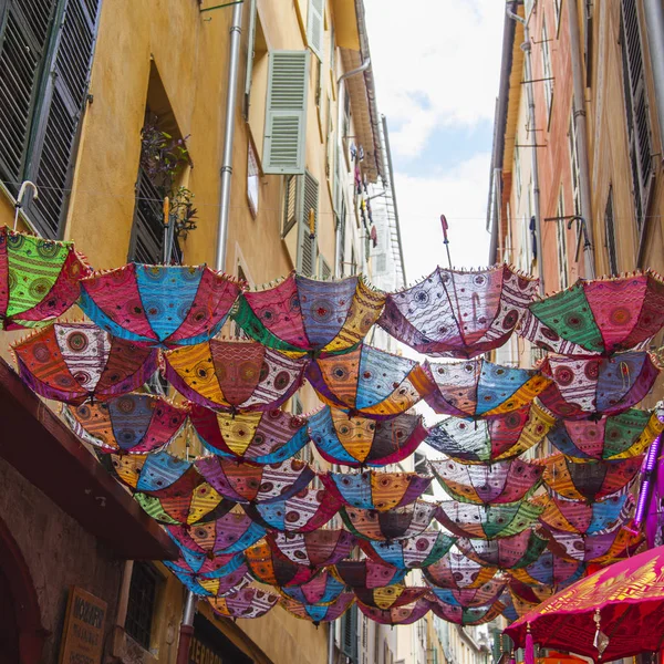 Güzel, Fransa, 8 Ekim 2019. Eski kasabadaki güzel resimli cadde. Provence bölgesinin tipik mimari topluluğu..