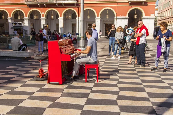 Nice Frankrijk Oktober 2019 Man Speelt Rode Piano Vermaakt Voorbijgangers — Stockfoto