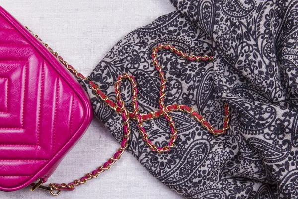 ピンクの女性のバッグとパターンのスカーフの断片とフラットレイ — ストック写真