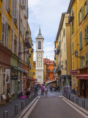 Güzel, Fransa, 8 Ekim 2019. Eski kasabadaki güzel resimli cadde. Provence bölgesinin tipik mimari topluluğu..