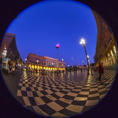 Güzel, Fransa, 14 Ekim 2019. Şehrin merkez meydanının mimari topluluğunun bir parçası, Massena 'yı akşam ışıklarına yerleştirin. Fisheye görünümü.