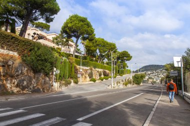 Villefranche-sur-Mer, Fransa, 10 Ekim 2019. Deniz kıyısındaki resimli dağ yolu.