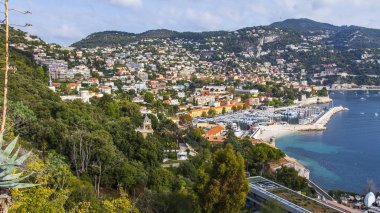 Villefranche-sur-Mer, Fransa, 10 Ekim 2019. Sahildeki körfez ve şehir binalarının manzarası
