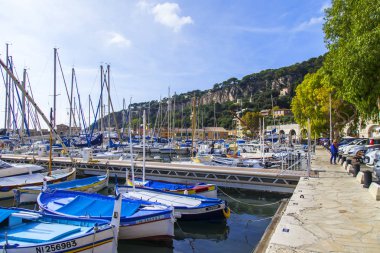 Villefranche-sur-Mer, Fransa, 10 Ekim 2019. Kıyıya yakın bir körfeze demirlemiş sayısız tekne var..