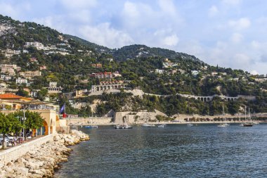 Villefranche-sur-Mer, Fransa, 10 Ekim 2019. Sahildeki körfez ve şehir binalarının manzarası